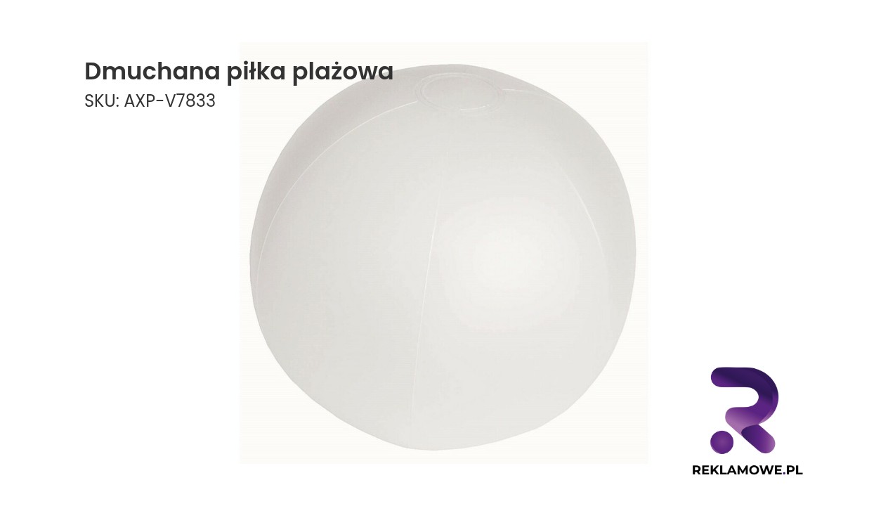 Kolorowa dmuchana piłka plażowa na piasku