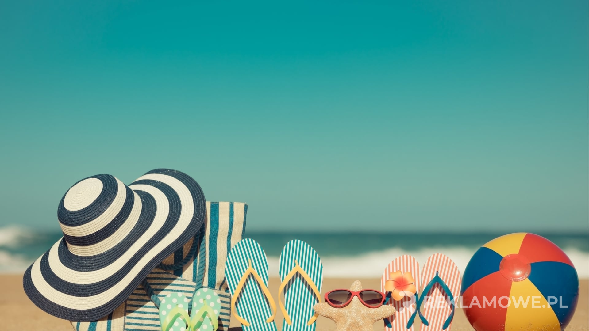 Analiza finansowa piłek reklamowych na biurku z wykresami