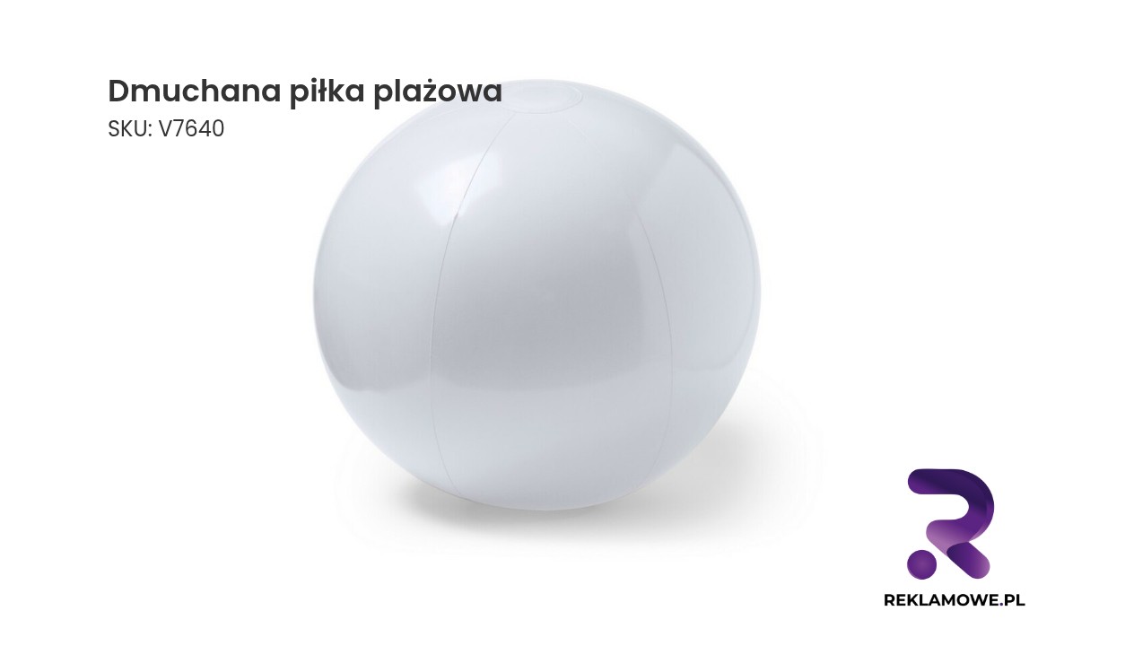 Kolorowa dmuchana piłka plażowa na piasku