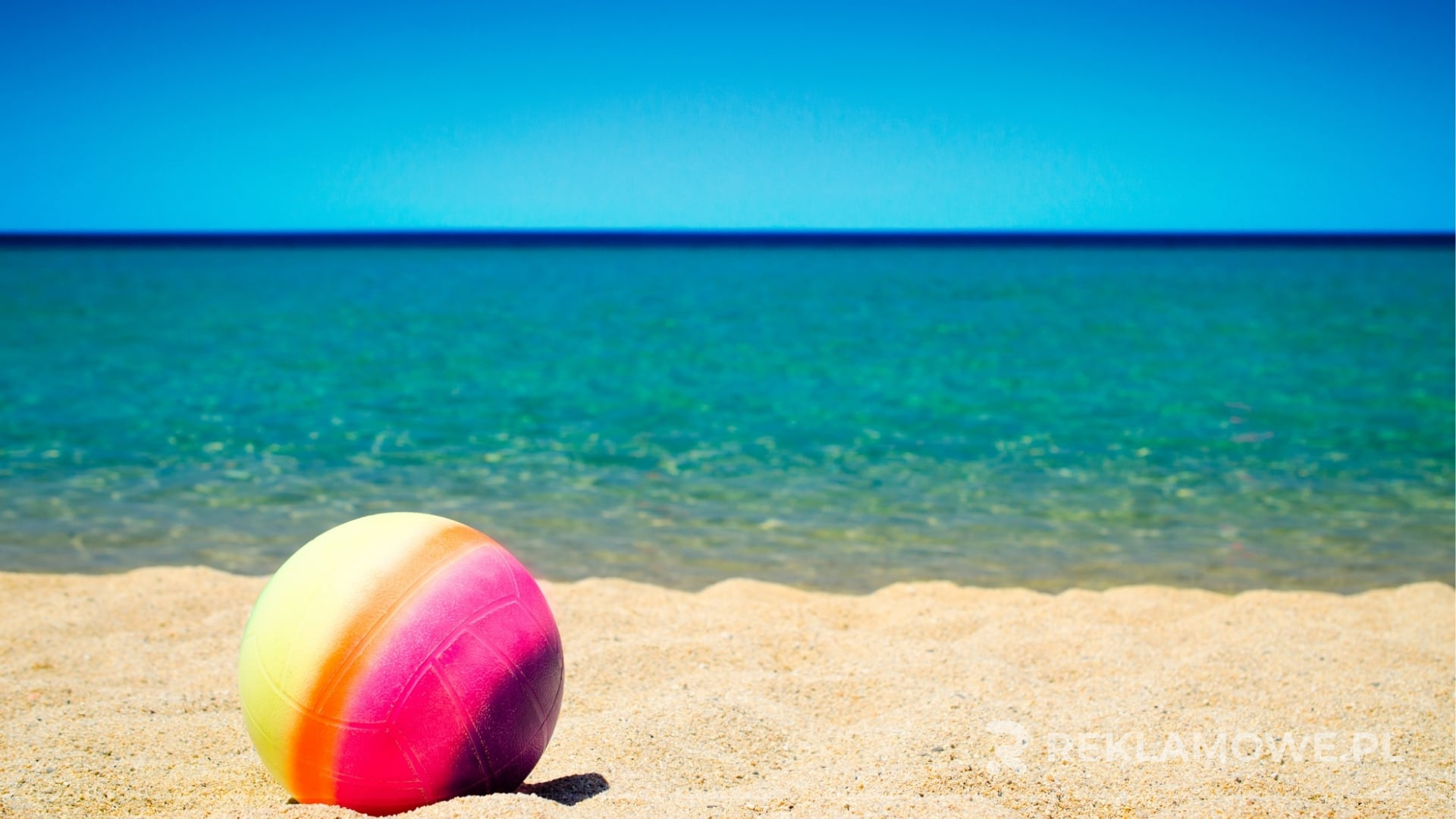 Wysokiej jakości piłka reklamowa na trawie