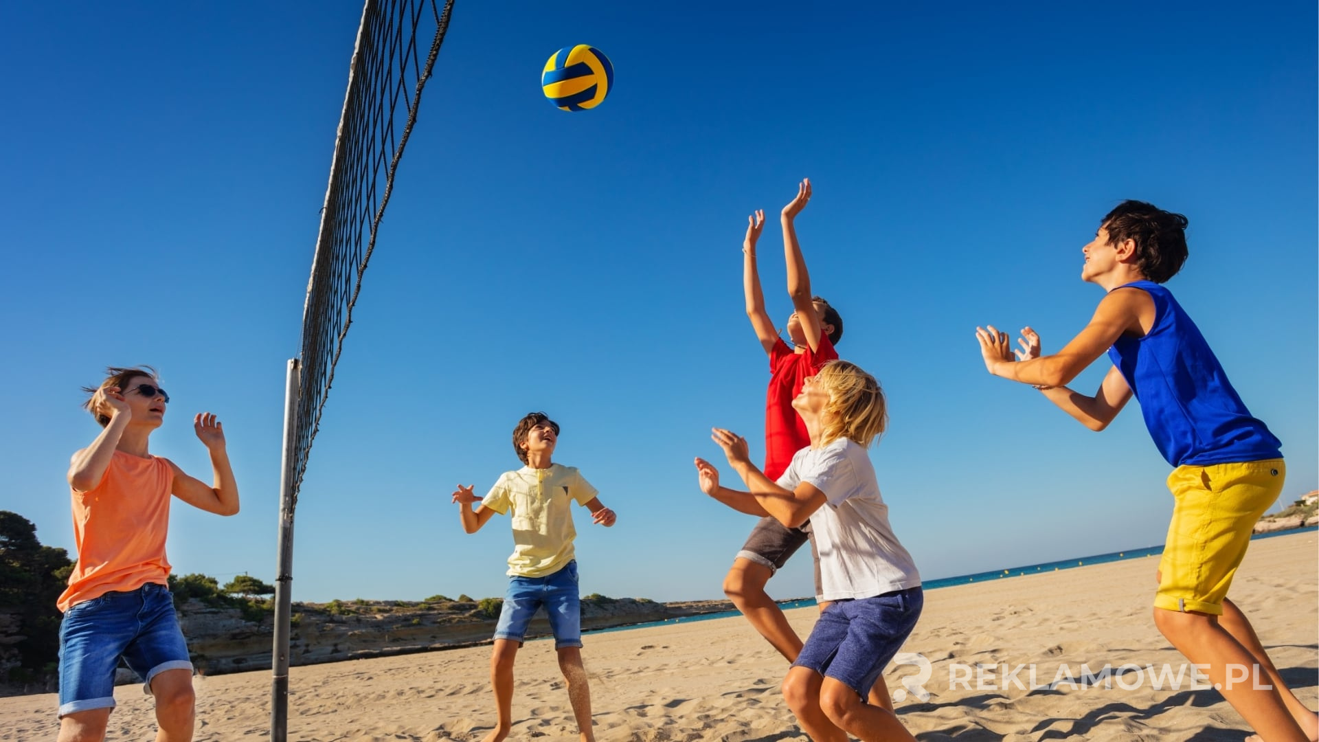 Piłki reklamowe na tle naturalnym