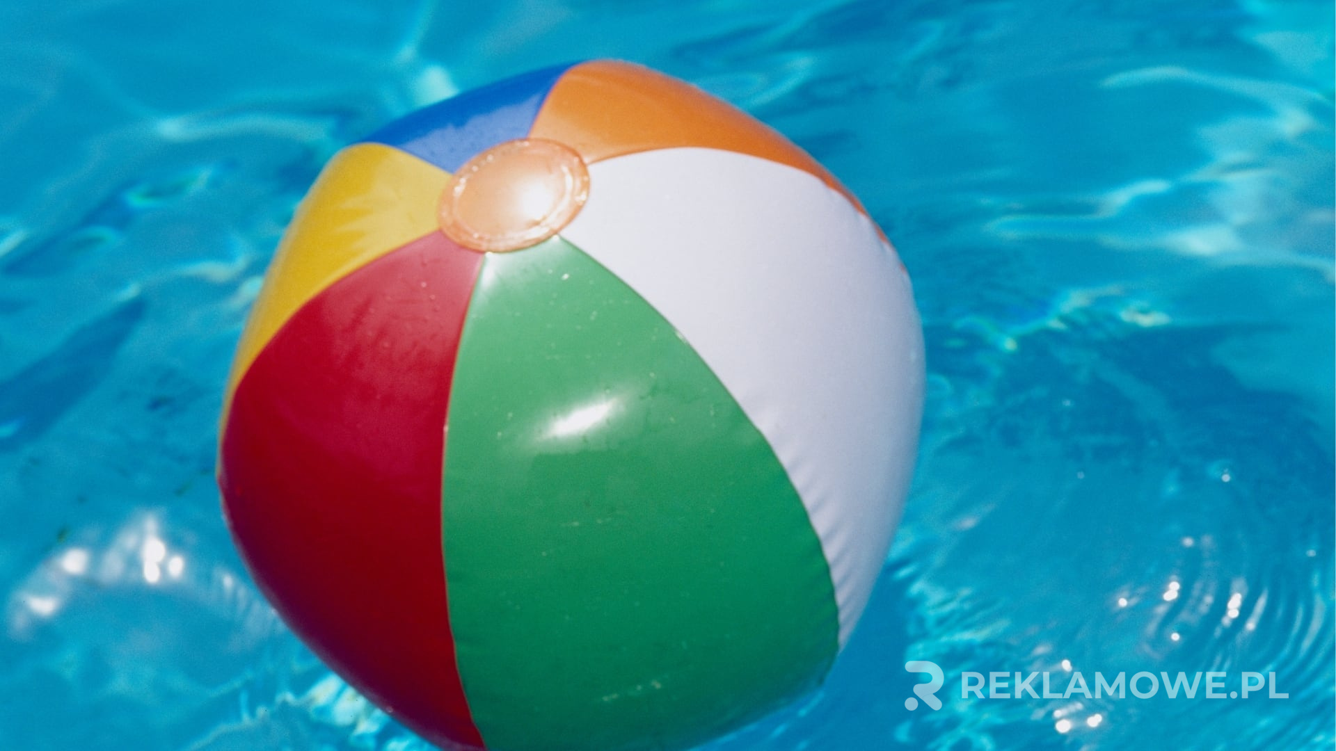 Piłka reklamowa z własnym nadrukiem – od projektu do realizacji