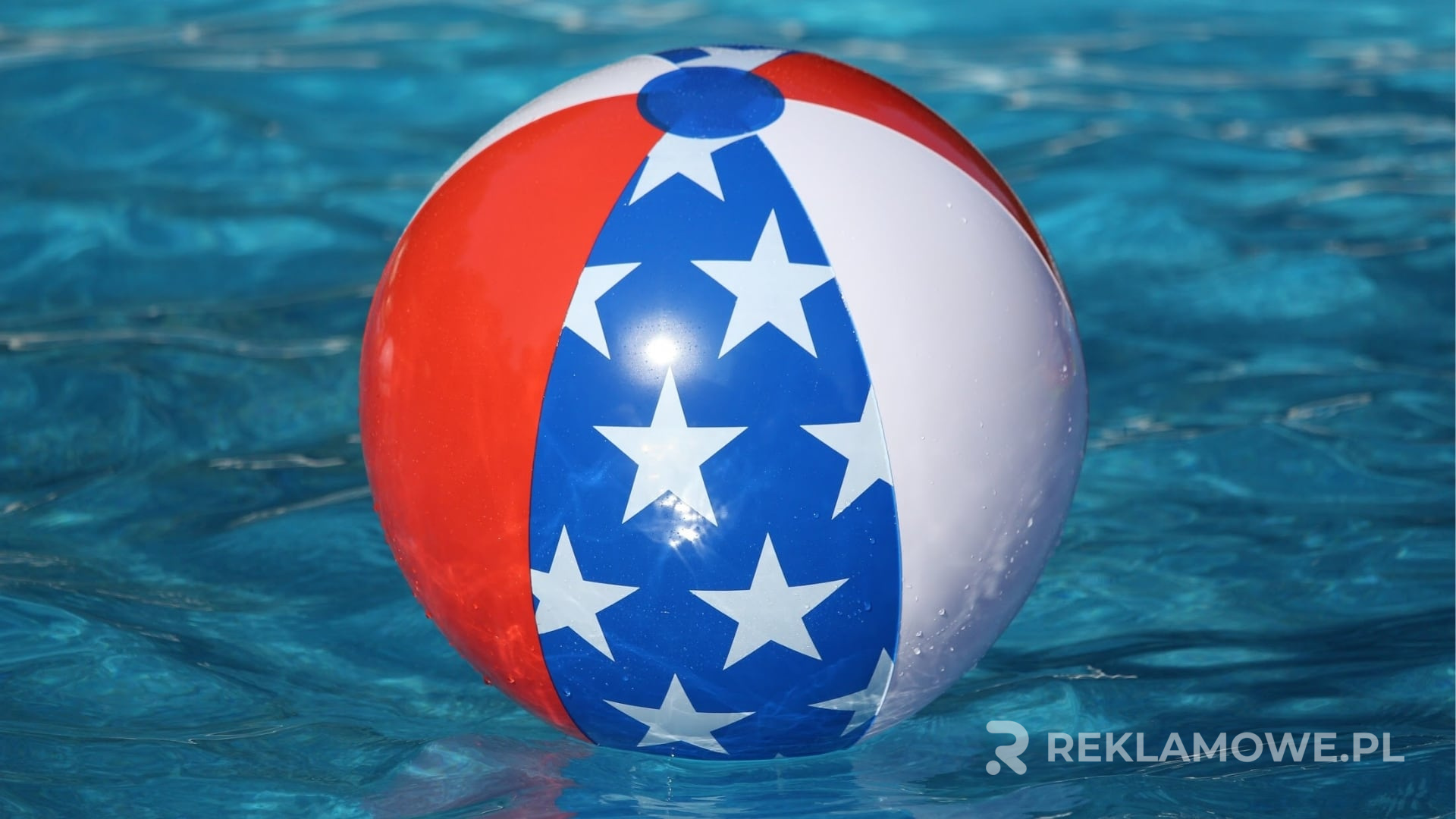 Kolorowe piłki reklamowe na tle biznesowego krajobrazu