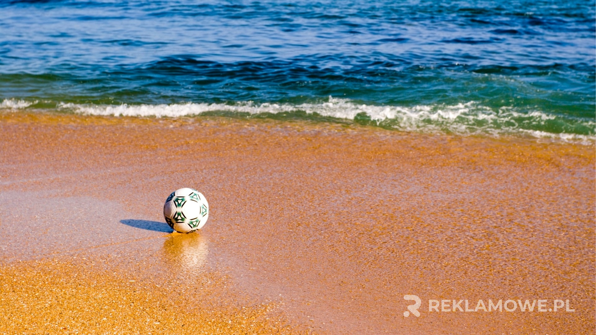 Projektowane logo na piłce reklamowej