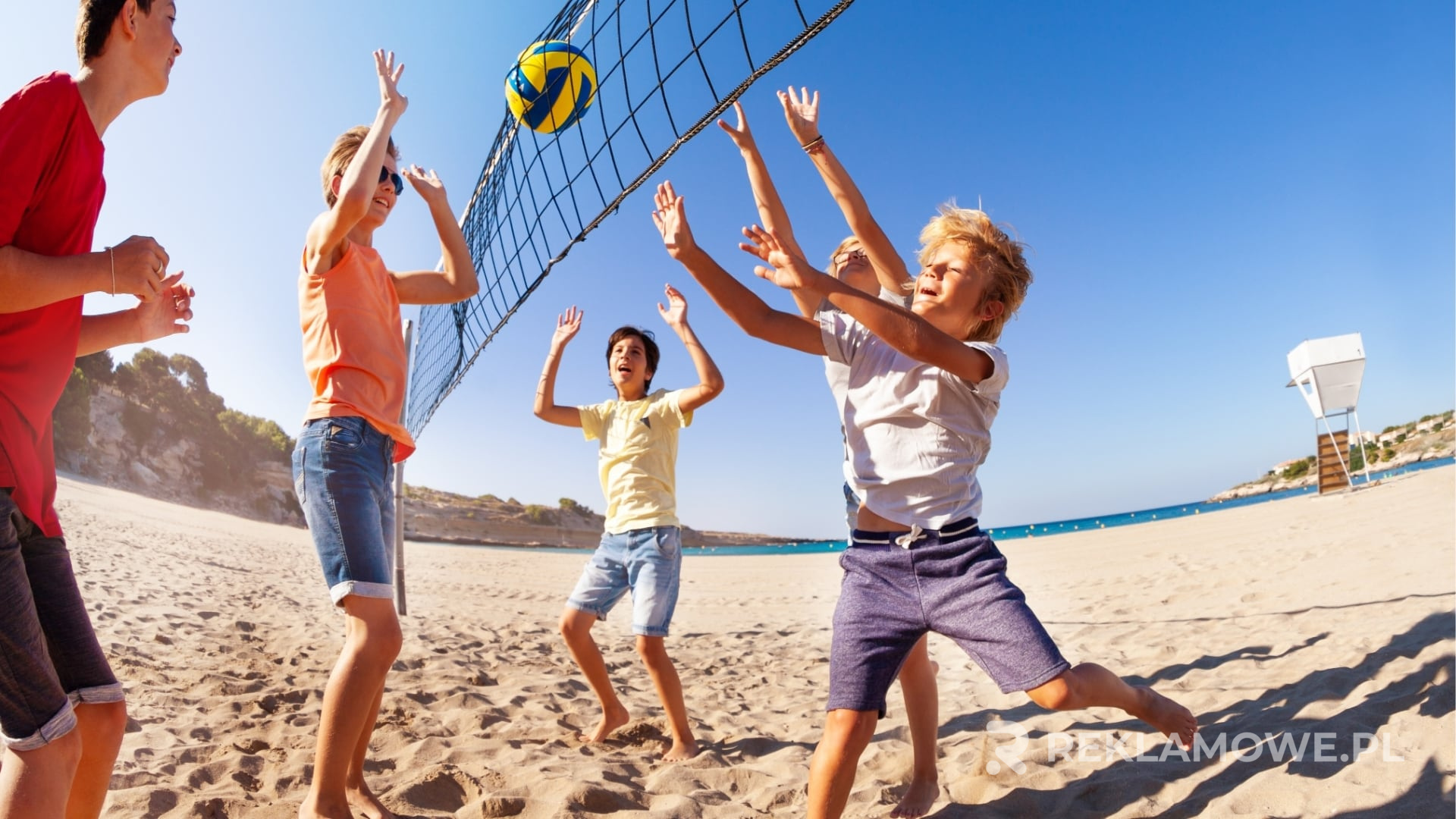 Piłki reklamowe integrowane z cyfrowymi kampaniami marketingowymi